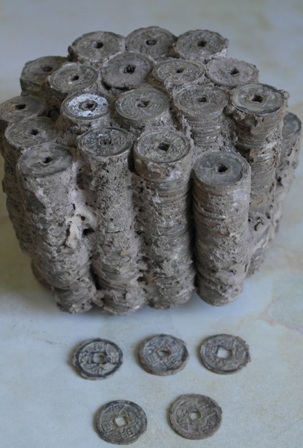 4,5 kg tiền cổ nằm lẫn trong đống cát - 1 Khối tiền cổ nặng 4,5 kg được xác định từ thời Minh Mạng và Gia Long