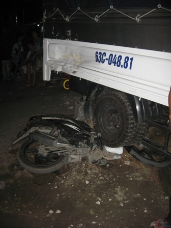 Chiếc xe mô tô nằm dưới gầm xe tải