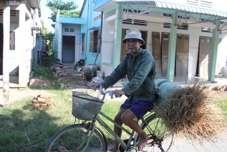 Dù nghèo khó nhưng ông Phuôn vẫn chắc chiu lo cho con ăn học
