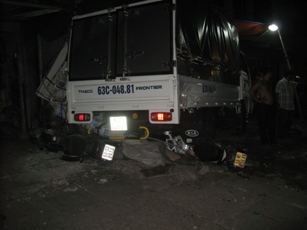 Vụ tai nạn liên hoàn làm nhiều xe hư hỏng nặng và 3 người nguy kịch