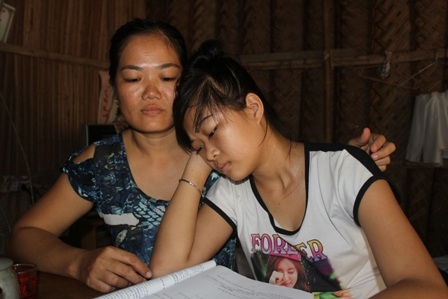 Bệnh hiểm nghèo nhưng bé Cẩm Tú vẫn cố gắng ôn bài