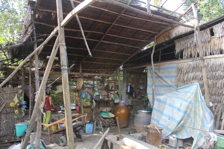 Một phần căn nhà bị siêu vẹo, rách nát nhưng gia đình nghèo này không có tiền mua lá về vá lại