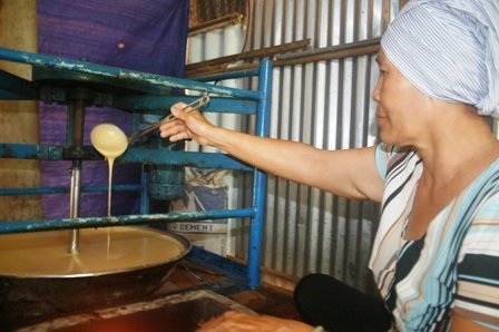 Sau thời gian nghiên cứu, bà Cúc chế biến thành công bột bần, mứt bần