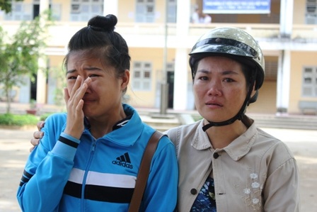 Bé Cẩm Tú khóc nức nở bên mẹ khi biết việc hoc dang dở