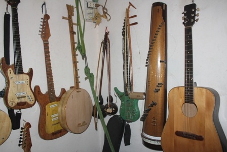 Đàn làm từ mo nang, gỗ dừa