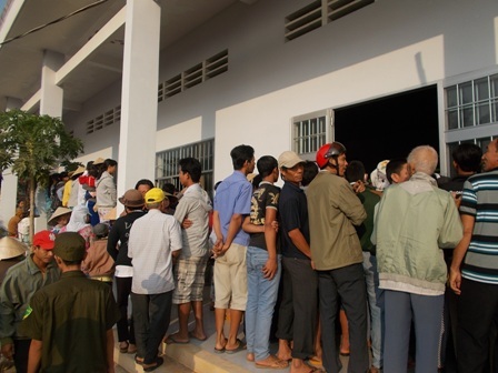 Người dân tràn ra phía ngoài  để theo dõi tòa xét xử
