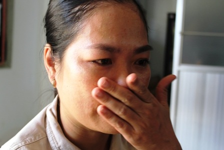 Người mẹ nghèo thất thần khi không có tiền điều trị bệnh cho con