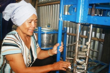 Cơ sở của bà Cúc được hỗ trợ máy móc để sản xuất bột bần