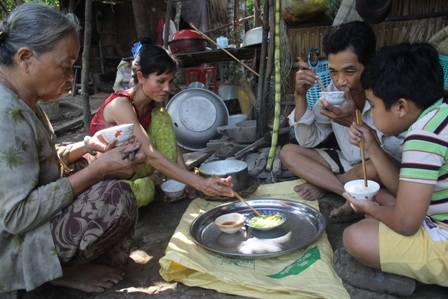 Bữa cơm của gia đình ông Cương với món duy nhất mướp đắng luộc chấm nước mắm