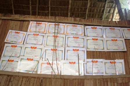 Trên vách lá trong nhà chi chít nhựng giấy khen học sinh giỏi của Cẩm Tú