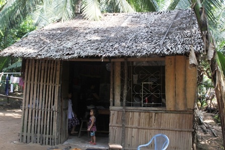 Nhà quá nghèo nên gia đình không có tiền điều trị bệnh cho bé Cẩm Tú