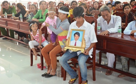 Hơn 40 người đội khăn tang, mang di ảnh đến bệnh viện yêu cầu làm rõ cái chết của anh Sang