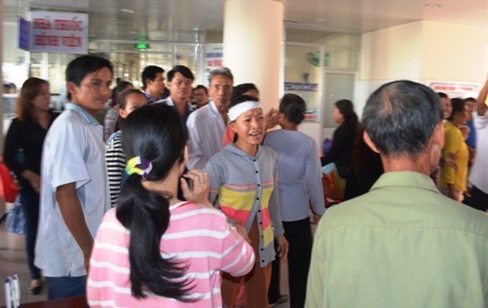 Vụ thủng dạ dày nhầm sang ruột thừa: Bệnh viện thăm hỏi, chia buồn cùng gia đình - 2 Người nhà kéo đến bệnh viện yêu cầu làm rõ cái chết của anh Sang vào ngày 12/1