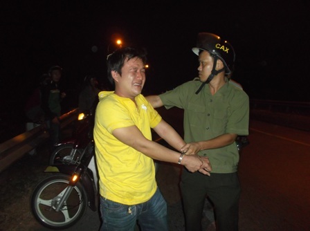 Đối tượng Bình say xỉn còn chống đối lực lượng công an