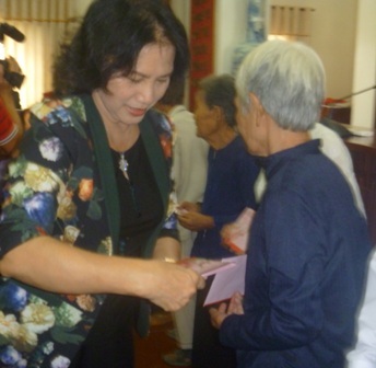 Phó Chủ tịch Quốc hội trao quà cho hộ nghèo ở Bến Tre - 1 Phó Chủ tịch Quốc hội trao quà của các hộ nghèo ở tỉnh Bến Tre