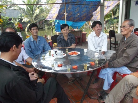 Vụ thủng dạ dày nhầm sang ruột thừa: Bệnh viện thăm hỏi, chia buồn cùng gia đình - 1 Gia đình anh Sang trong buổi thăm hỏi, chia buồn của bệnh viện