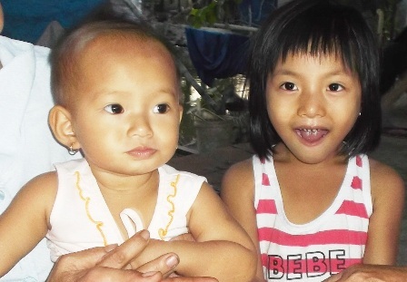 Hai đưa con của anh Sang ngây thơ trước cái chết của cha