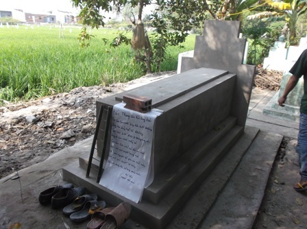 Vụ thủng dạ dày nhầm sang ruột thừa: Bệnh viện thăm hỏi, chia buồn cùng gia đình - 3 Bức xúc gia đình dán thư kêu oan trên phần mộ của anh Sang vừa mới xây xong