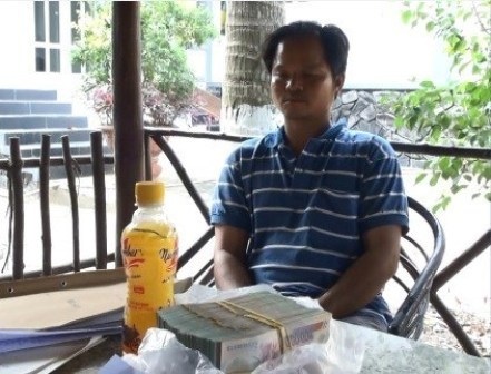 Chai nước ngọt chứa “con ruồi 500 triệu” có dấu hiệu bị can thiệp - 1 Võ Văn Minh và tang vật vụ án.