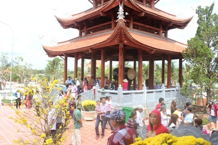 Khuôn viện rộng lớn của Thiền viện có rất đông người tham quan, ngắm cảnh.