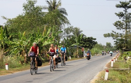 Khách du lịch nước ngoài rất thích thú khi tham quan làng hoa Chợ Lách