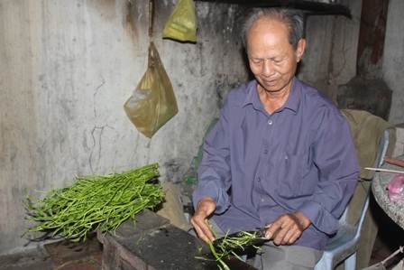 Ông Kỷ ráng phụ giúp đứa con dâu bàu rau muống để bán bún riêu