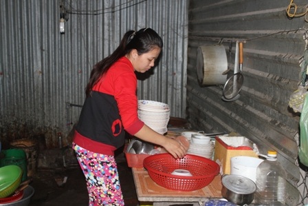 Sau khi sự việc xảy ra chị Luyến cố gắng một mình làm việc để nuôi con