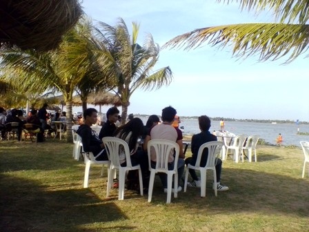 Tắm “biển”, ngắm cầu Cần Thơ ngày đầu năm - 4 Cạnh bờ sông được trồng dừa, xây dựng lều tạo bóng mát cho du khách ngắm nhìn sông nước