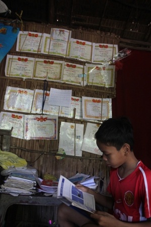 Nhà nghèo nhưng cháu Danh Như Ý rất cố gắng học hành.