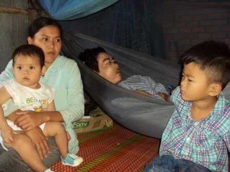 Xót thương cha thoi thóp vì bệnh ung thư, vợ và con lâm cảnh khốn cùng - 5 Chị Hạnh cùng 2 đứa con nhỏ đón Tết trong buồn thảm vì chồng bệnh nặng