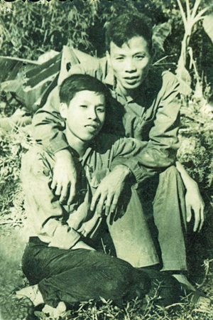"8 chữ của Bác Hồ đã soi đường cho tôi trong 66 năm theo Đảng" - 1 Thiếu tướng Nguyễn Hữu Vị (trái) chụp hình cùng đồng đội (ảnh tư liệu)