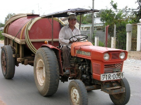 Nước mặn xâm nhập vào nội đồng, người dân phải mua nước ngọt sử dụng với giá cao