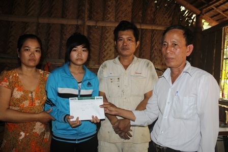 Đại diện chính quyền địa phương trao tiền nhà hảo tâm ủng hộ cho gia đình bé Cẩm Tú