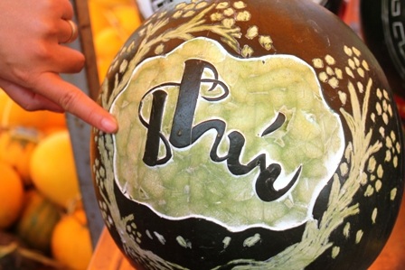 Sản phẩm dưa hấu khắc chữ thư pháp bán Tết rất độc đáo của 5 bạn trẻ ở TP Cần Thơ