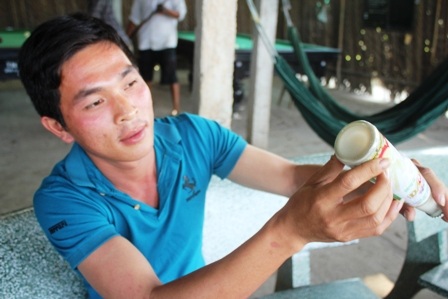 Chai nước ngọt Number One Soya có váng lợn cợn khi nghiêng một bên