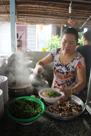 Về Trà Vinh ăn bánh canh Bến Có - 1 Để làm được 1 tô bánh canh là cả một kỳ công từ chọn nguyên liệu đến chế biến