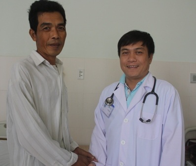 Bệnh nhân Nguyễn Tùng Cương đã xuất viện - 1 Ông Cương bắt tay cám ơn bác sĩ phẫu thuật tim cho mình