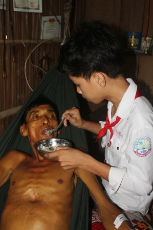 Cha bị ung thư, bé lớp 8 chỉ được ăn cơm với... thịt cóc - 2 Vừa đi học về bé Công tranh thủ đút cháo cho cha