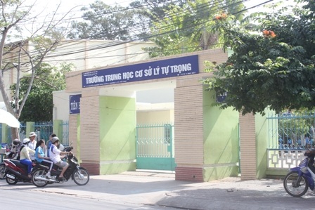 Chủ tịch tỉnh Trà Vinh yêu cầu xử lý nghiêm vụ nữ sinh bị đánh hội đồng - 1 Trường THCS Lý Tự Trọng, nơi xảy ra vụ việc.