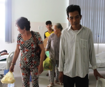 Bệnh nhân Nguyễn Tùng Cương đã xuất viện - 2 Ông Cương cùng gia đình chuyển đồ xuất viện về nhà