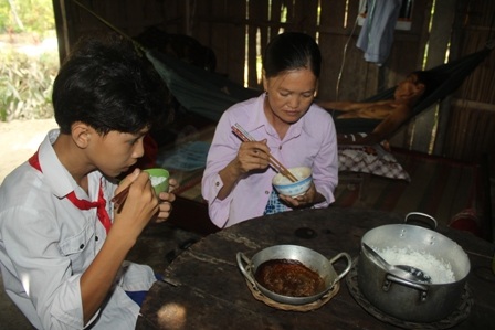 Cha bị ung thư, bé lớp 8 chỉ được ăn cơm với... thịt cóc - 3 Bữa cơm của 2 mẹ con với duy nhất món thịt cóc kho khô