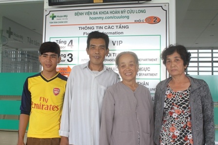 Bệnh nhân Nguyễn Tùng Cương đã xuất viện - 3 Ông Cương cùng gia đình chuyển đồ xuất viện về nhà