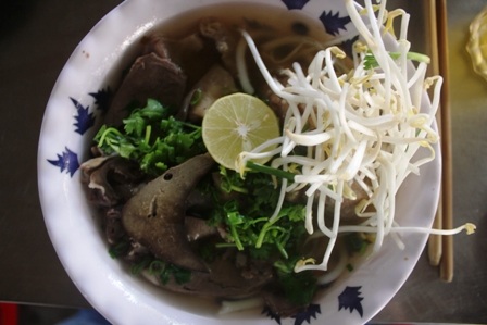 Về Trà Vinh ăn bánh canh Bến Có - 4 Bánh canh Bến Có ăn kèm với giá sống làm rau, lát chanh để hương vị thêm đậm đà