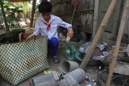 Cha bị ung thư, bé lớp 8 chỉ được ăn cơm với... thịt cóc - 7 Vừa bán vé số bé Công còn tranh thủ lượm ve chai để kiếm thêm thu nhập