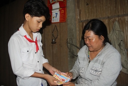 Cha bị ung thư, bé lớp 8 chỉ được ăn cơm với... thịt cóc - 9 Sau giờ học bé Công bán vé số để kiếm tiền lo cho cha bệnh ung thư