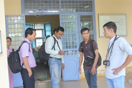 Nữ sinh bị đánh hội đồng: Ban giám hiệu cố tình "né" báo chí - 1 Nhiều phóng viên báo chí túc trực tại phòng Ban giám hiệu nhưng không tiếp cận được cuộc họp.