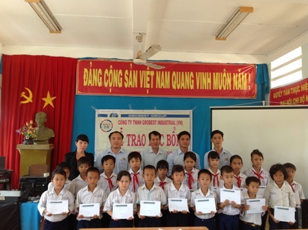 75 suất học bổng của Grobest phối hợp Quỹ Khuyến học Việt Nam và báo Dân trí đến với học sinh nghèo vượt khó - 1 Đại diện Công ty Grobest Việt Nam trao học bổng cho học sinh Trường tiểu học Bình Xuân 1