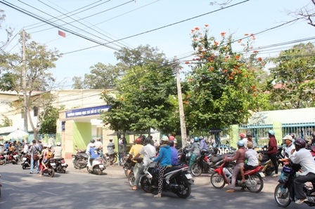 Nữ sinh bị đánh hội đồng: Phụ huynh rục rịch cho con chuyển trường - 1 Rất đông phụ huynh đến cổng trường đón con vào ngày 12/3.