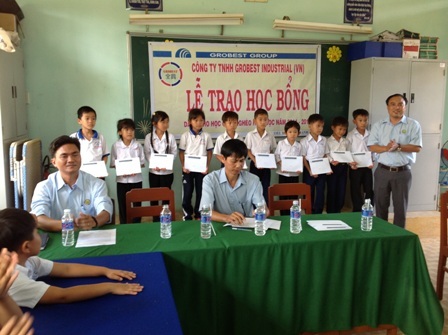 75 suất học bổng của Grobest phối hợp Quỹ Khuyến học Việt Nam và báo Dân trí đến với học sinh nghèo vượt khó - 2 Buổi trao học bổng tại Trường Tiểu học Phú Thạnh