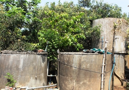 Một số gia đình xây hồ bằng xi măng để chứa nước mưa sử dụng trong mùa khô.